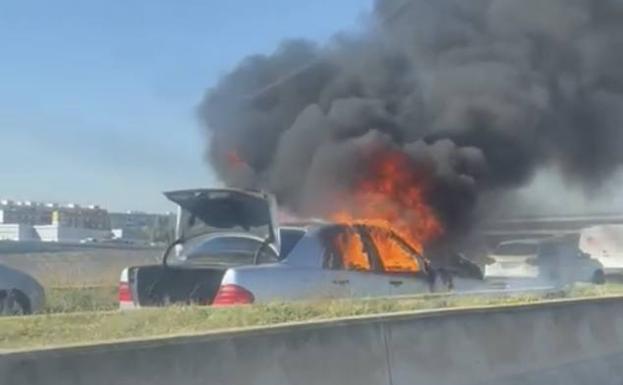 Tres kilómetros de colas en la V-30 por un vehículo ardiendo