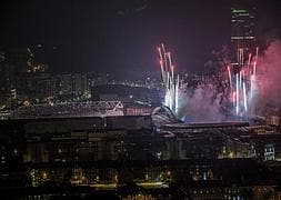 San Mamés, iluminado por los fuegos artificiales, junto a su sucesor. / Efe | Atlas/