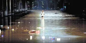 Un vecino observa los daños causados esta semana por las inundaciones en Chongqing. 146 personas ya han muerto y otras 40 han desaparecido. ::                             STRINGER CHINA/REUTERS                                                Policías paramilitares proceden a reforzar parte del cauce en la zona de Meixi tras una crecida.::                             CHINA DAILY/REUTERS                                                Un niño duerme sobre un sofá tras la inundación en la ciudad de Chongqing.::                             STRINGER SHANGAI/REUTERS/