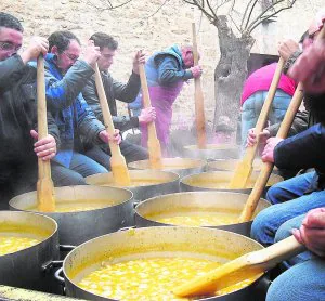 Ritual. Los cocineros de las calderas de Alcublas llevan los peroles a la iglesia para bendecirlos y repartir el arroz. ::                             V. LL./